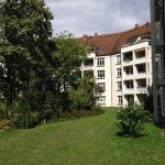 Zdjęcie laboratoryjne wykonane w całkowitej ciemności: Lampa błyskowa odpowiednio doświetla motyw, ale aparat nie jest w stanie poprawnie ustawić ostrości.