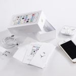W zestawie znajdziemy przewód Lightning-USB, ładowarkę sieciową oraz słuchawki Apple Earpods.