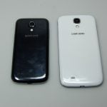 Patrząc z tyłu, dostrzeżemy różnicę jedynie w wielkości - poza tym Galaxy S4 i S4 Mini wyglądają identycznie. Wspólną cechą obu modeli jest poliwęglanowa tylna klapka, na której pozostają ślady palców.