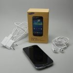 W zestawie oprócz smartfonu znajdziemy ładowarkę, kabel USB i zestaw słuchawkowy. Samsung nie rozpieszcza klientów dodatkami, ale za to słuchawki brzmią naprawdę dobrze.