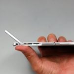 Podobnie jak w innych smartfonach Sony, sloty na kartę SIM (w formacie micro) oraz kartę pamięci MicroSD umieszczono pod klapką z boku obudowy. Pod drugą klapką kryje się port MicroUSB.