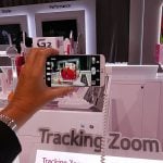 LG G2 jest wyposażony w aparat z 13-megapikselową matrycą i doświetlającą kadr diodą LED, a także 2-megapikselową kamerę nad wyświetlaczem, używaną podczas wideorozmów.