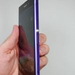 Japońscy projektanci dochowali wierności swojej konwencji wzorniczej, umieszczając na prawej krawędzi telefonu wyraźny przycisk główny. Nad nim znajduje się szufladka na kartę SIM, a poniżej – przyciski do regulacji głośności. Na pochwałę zasługuje umieszczony na dole prawej krawędzi fizyczny przycisk uruchamiający app do fotografowania. Przytrzymując go dłużej, aktywujemy aparat nawet przy zablokowanym ekranie.