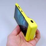 Grip nie tylko sprawia, że fotografowanie jest wygodniejsze, ale również wydłużą pracę smartfonu dzięki wbudowanemu dodatkowemu akumulatorowi.