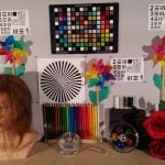Zdjęcie laboratoryjne zarejestrowane przy sztucznym świetle: Również przy sztucznym oświetleniu jakość fotografii jest najwyżej przeciętna, ale przynajmniej temperatura barwowa jest prawidłowa. Nie ma jednak co liczyć na poprawną ostrość.