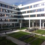 Zdjęcie zarejestrowane w plenerze: Aparat przeciętnie radzi sobie z fotografowaniem pod światło, wierność kolorów i ostrość są na przeciętnym poziomie.