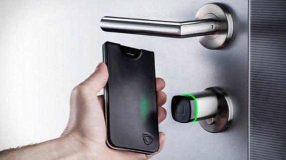 smartfon otwierający zamek
