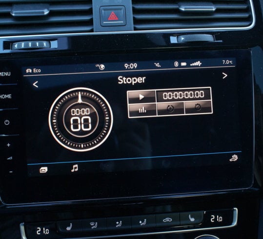 VW Golf R - kokpit (nawigacja z włączonym stoperem)