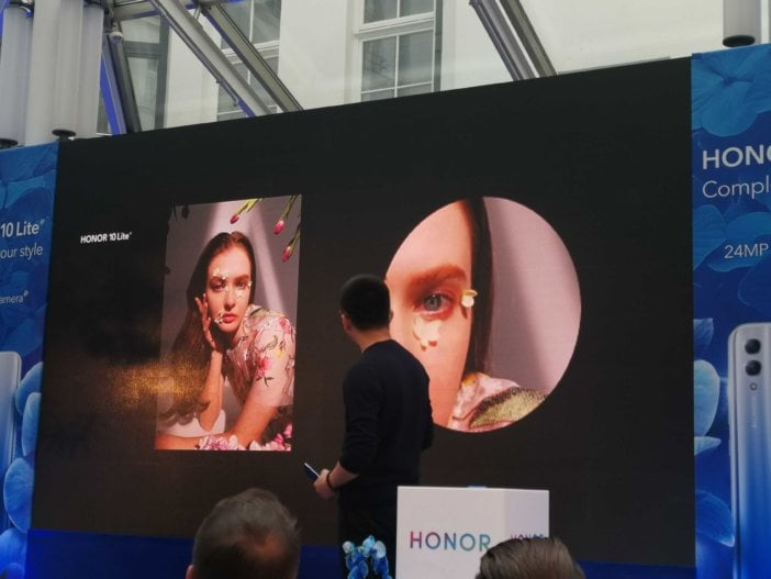 mężczyzna prezentujący Honor 10 Lite