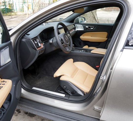 Volvo V60 CrossCountry D4 Polestar Performance wewnątrz