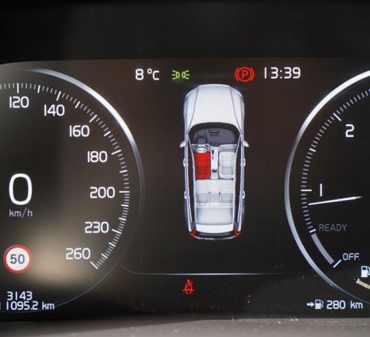 Volvo V60 CrossCountry D4 Polestar Performance wewnątrz - ekrany