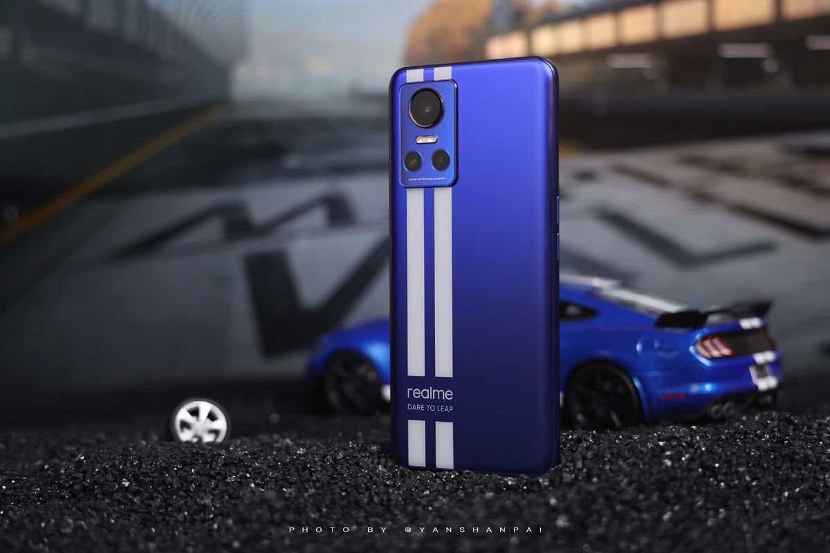 realme podgrzewa atmosferę przed premierą GT Neo3. Smartfon i słuchawki w edycji Le Mans na zdjęciach
