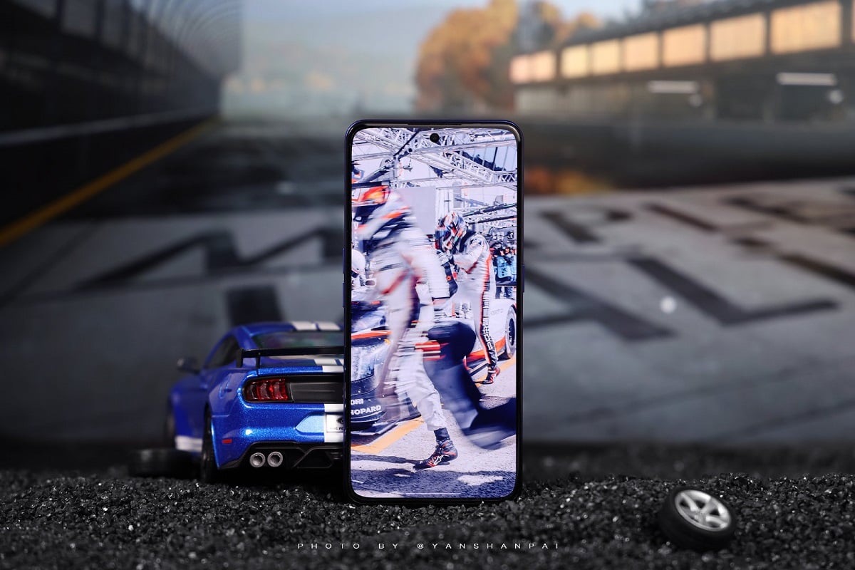 realme podgrzewa atmosferę przed premierą GT Neo3. Smartfon i słuchawki w edycji Le Mans na zdjęciach