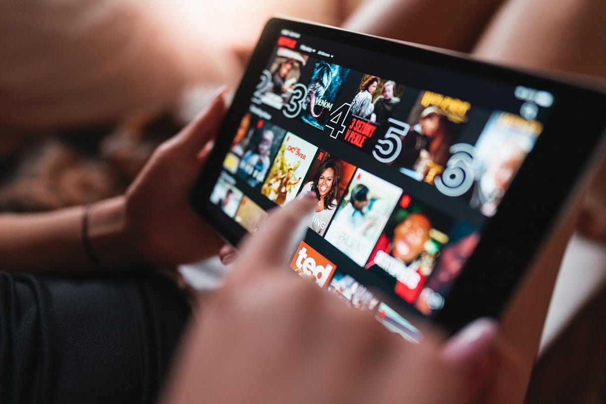 Netflix szuka sposobu na odrobienie strat. Pojawi się tańszy plan z reklamami i... opłaty za udostępnianie haseł?