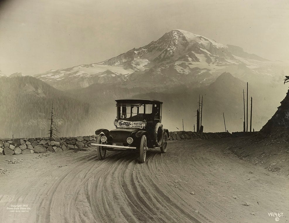 Samochód elektryczny na drodze między Seattle a Mt Rainier, 