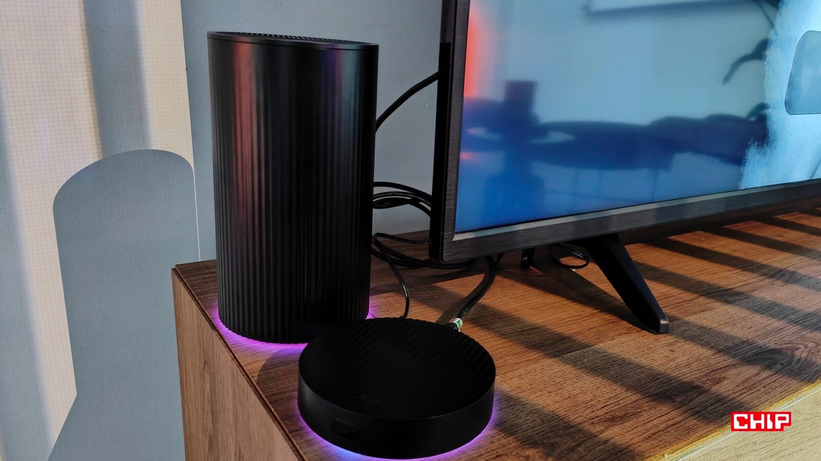 Router Play BOX NET przy telewizorze