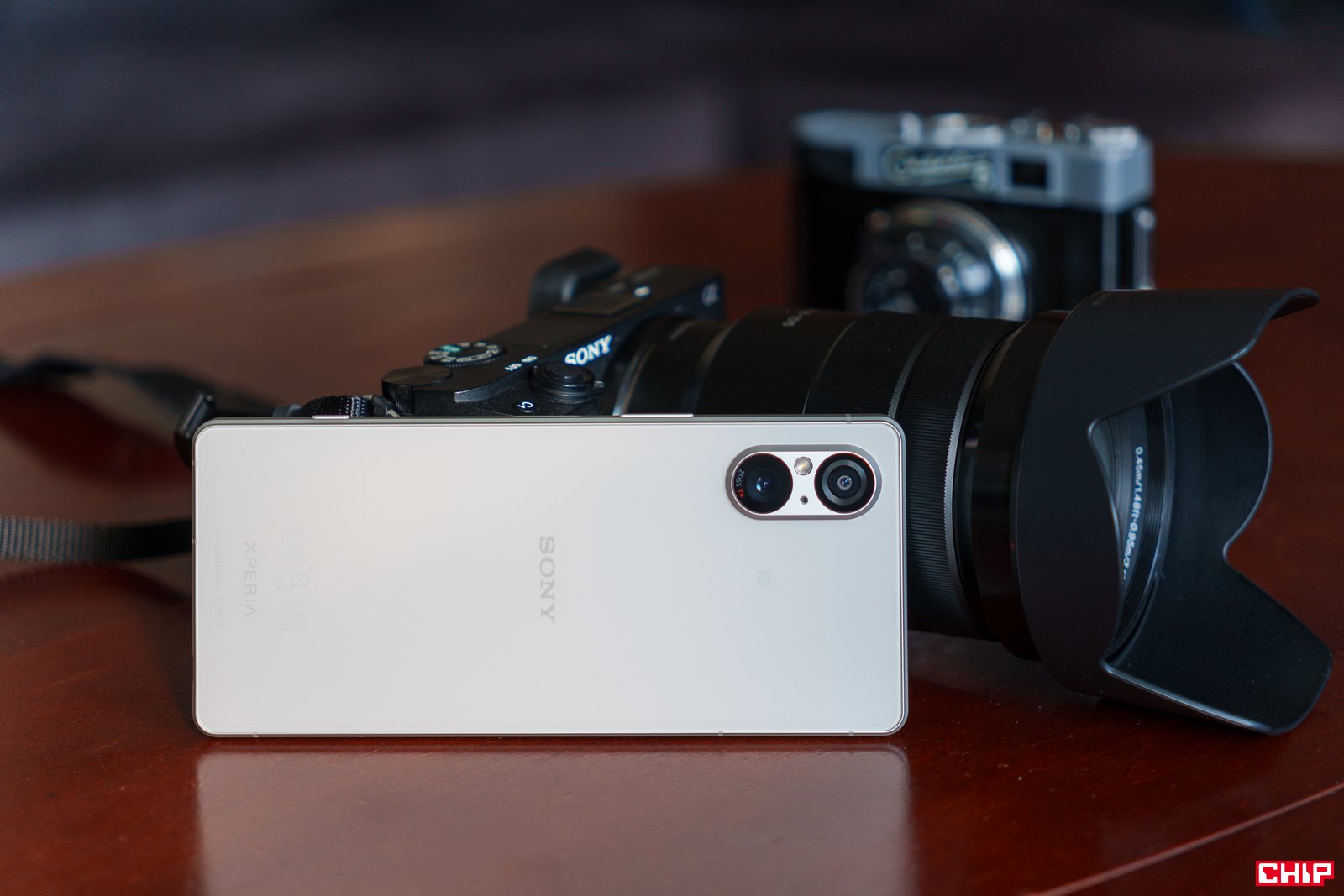 Sony Xperia 5 V – iPhone'y 16 mają otrzymać fizyczny spust migawki