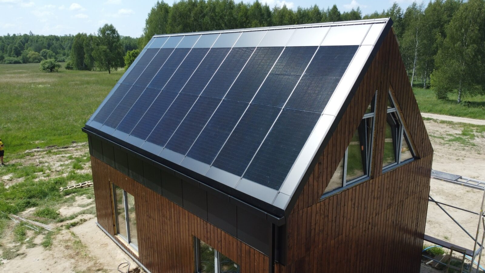 jak-dzia-a-dach-solarny-por-wnanie-trzech-wiod-cych-rozwi-za