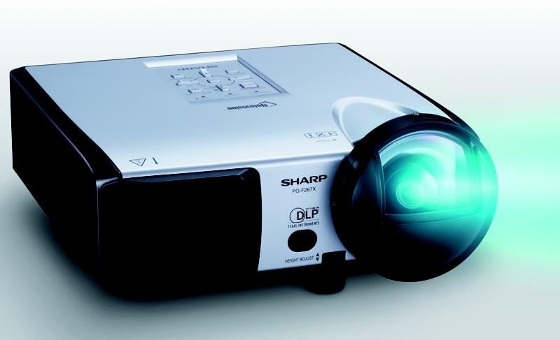 Projektor Sharpa z szerokokątnym obiektywem