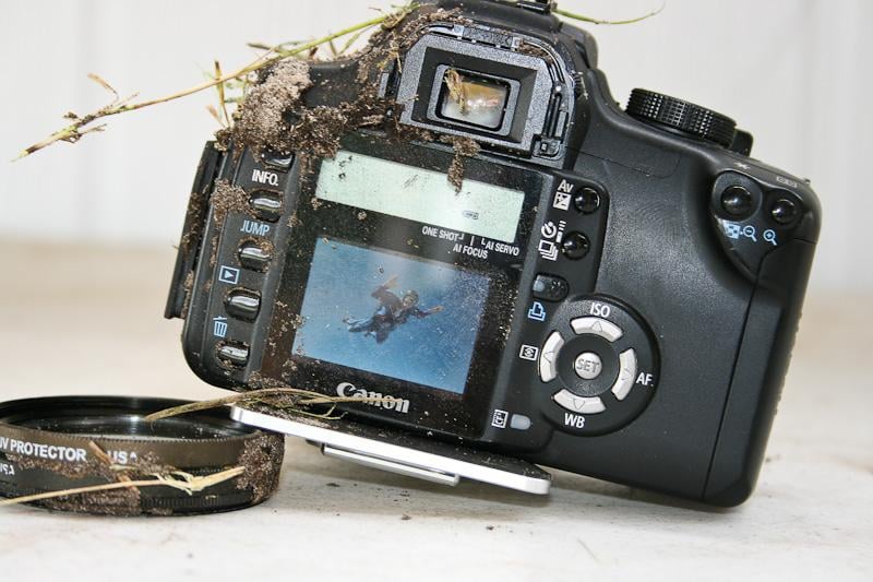 Canon 350D przeżył upadek z 900 metrów