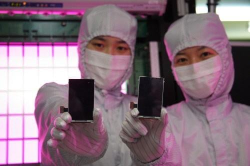 Niezniszczalny panel AMOLED z domieszką plastiku