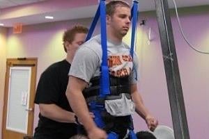 Sparaliżowany mężczyzna znów może chodzić