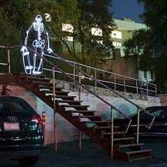 Świecący szkielet na deskorolce