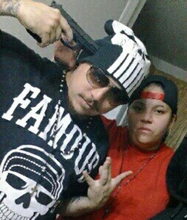 Niechcący zabiła brata, bo chciała mieć “gangsterską” fotkę na Facebook