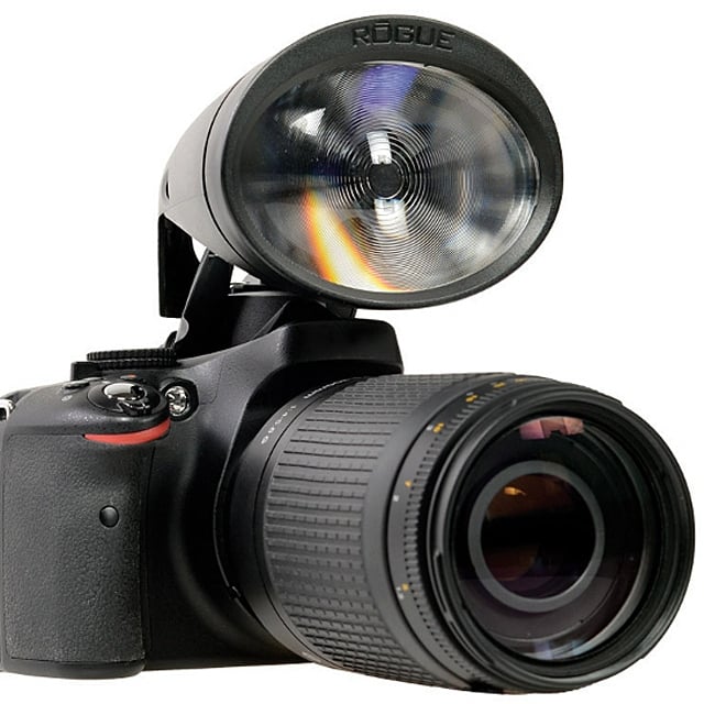 Wzmacnia wbudowaną lampę błyskową 8-krotnie!