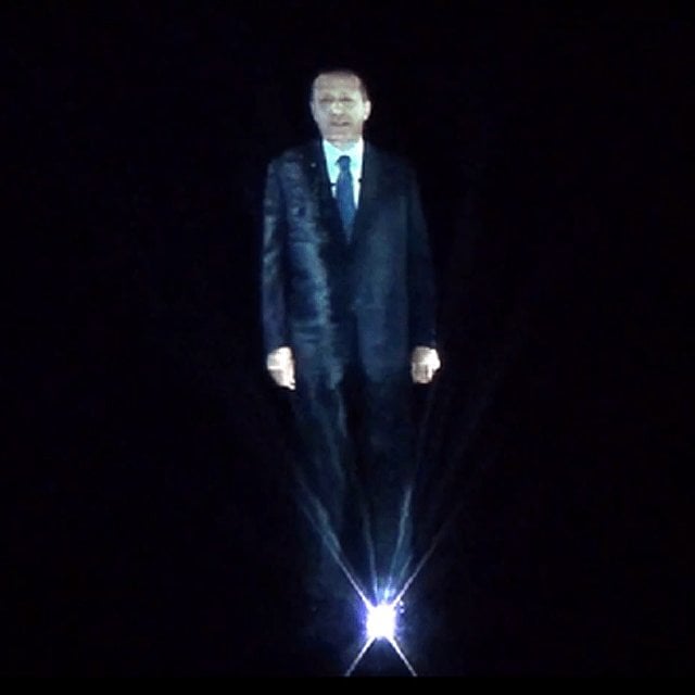 Premier nie zdążył dojechać na przemówienie, wysłał hologram