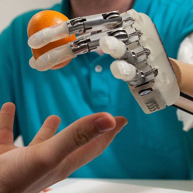 Pierwsza sztuczna ręka ze zmysłem dotyku