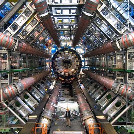 Aresztowany przy Wielkim Zderzaczu Hadronów twierdzi, że przybył z przyszłości