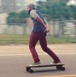 Elektryczna deskorolka, która wygląda zupełnie zwyczajnie