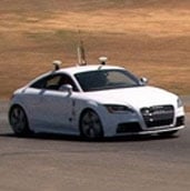 Autonomiczny samochód pokonał rajdowca na torze!