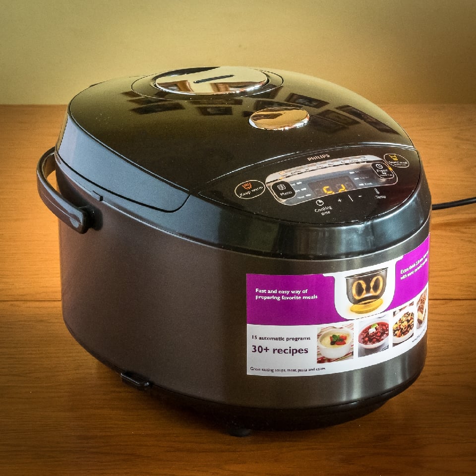 Multicooker Philips w rękach faceta