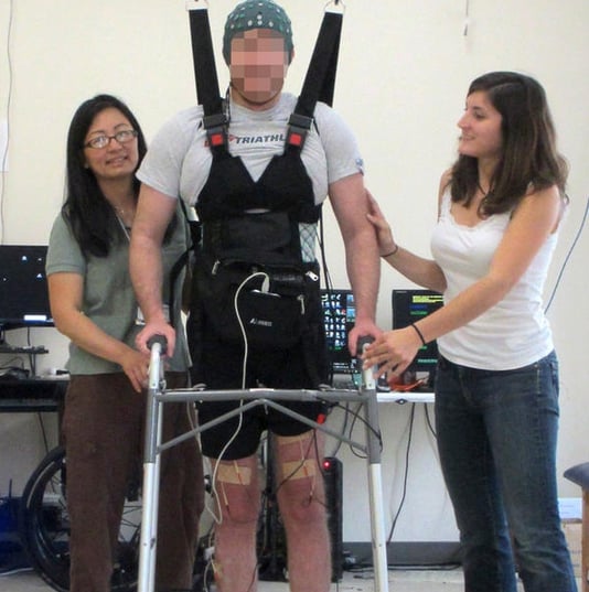 Sparaliżowany mężczyzna znów chodzi