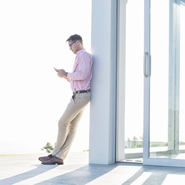 Faceci nie mogą wytrzymać bez swoich telefonów