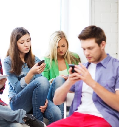 Mobilność i nowe technologie ważniejsze dla młodych ludzi niż posiadanie rzeczy