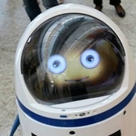 Robot edukacyjny “zaatakował” gościa