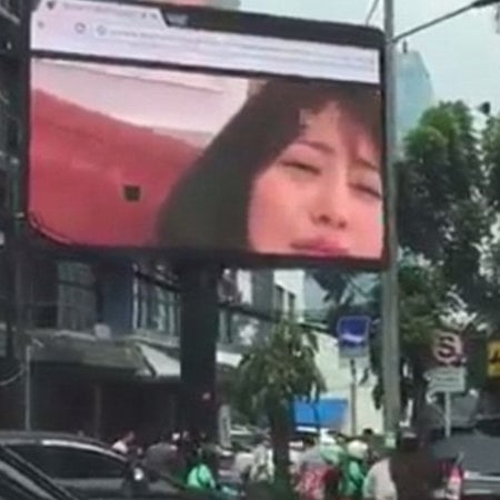 Stał w korku i się nudził, więc wyświetlił film na bilboardzie