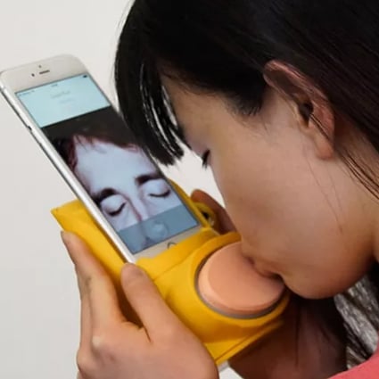 Kissenger pozwoli całować się na odległość