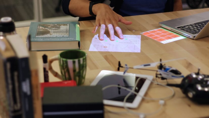 Projektor AR zmieni biurko w… desktop