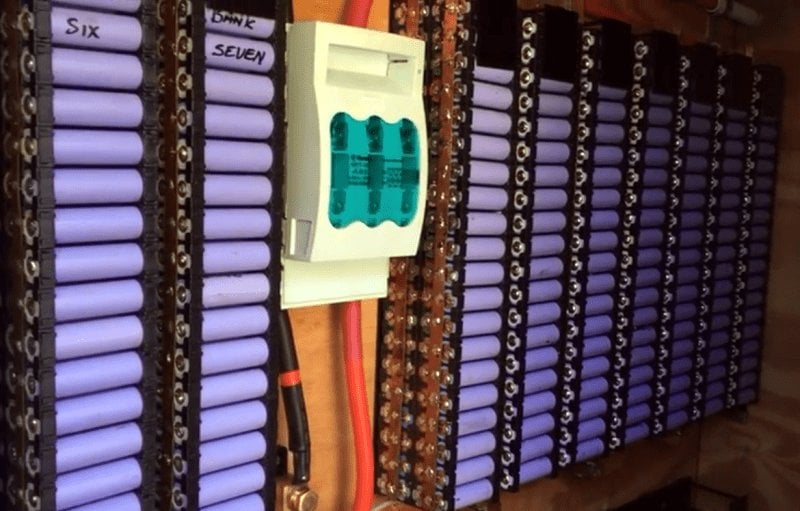 Zbudował przydomowy UPS z 4,5 tysiąca zużytych baterii