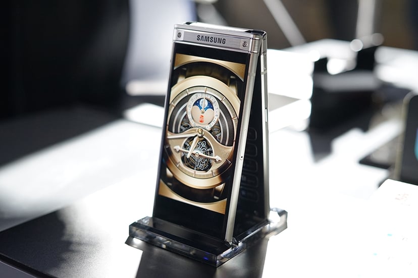 Bardzo drogi Samsung W2018 – z klapką i rekordowo jasnym obiektywem