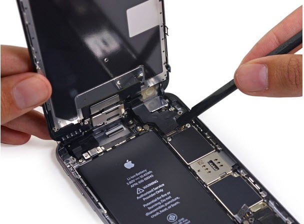 Ewakuacja Apple Store, straż pożarna, policja i karetki – z powodu baterii