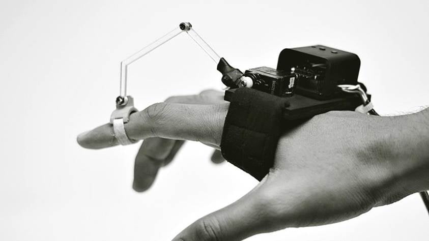 Teacher – robotyczne ramie, które nauczy cię grać na pianinie i rysować