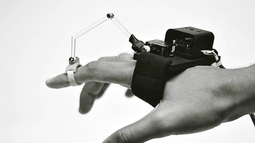 Teacher – robotyczne ramie, które nauczy cię grać na pianinie i rysować