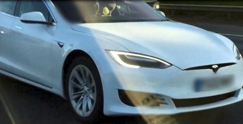 Włączył autopilota Tesli i przesiadł się na miejsce pasażera