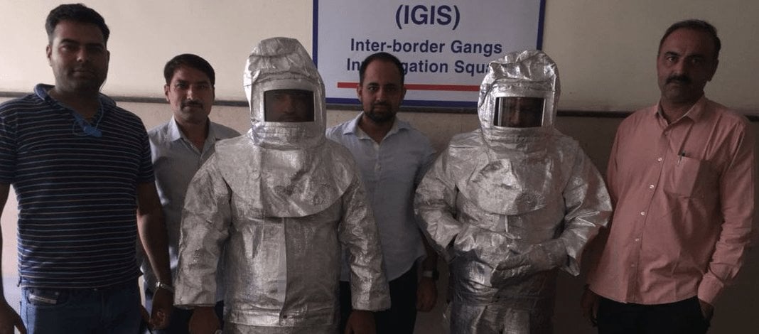 Policja zatrzymała dwóch oszustów ubranych w “kombinezony NASA”