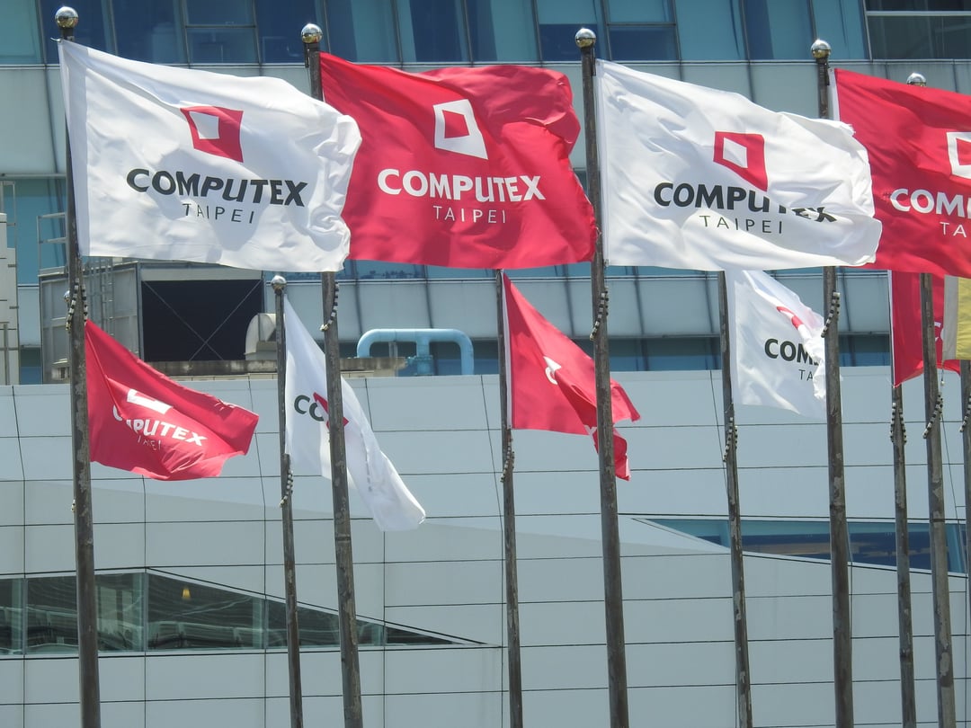 Computex: 28-rdzeniowy procesor Intela, Yogabooki drugiej generacji i nowe płyty do procesorów AMD